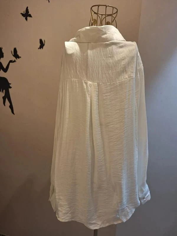 Camisa blanca con bordados de lentejuelas y perlas – photo 4